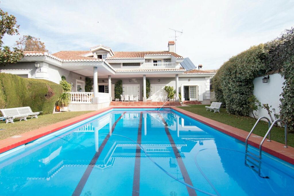 Exclusiva Casa Con Jardin Y Piscina En Alhendin 1